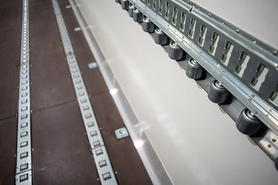 Індивідуально забудований фургон для перевезення авіаконтейнерів на базі шасі IVECO EUROCARGO