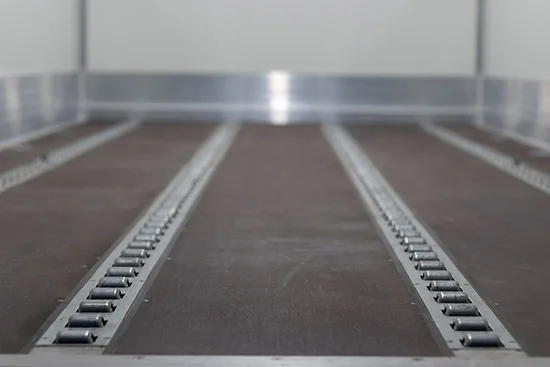 Індивідуально забудований фургон для перевезення авіаконтейнерів на базі шасі IVECO EUROCARGO