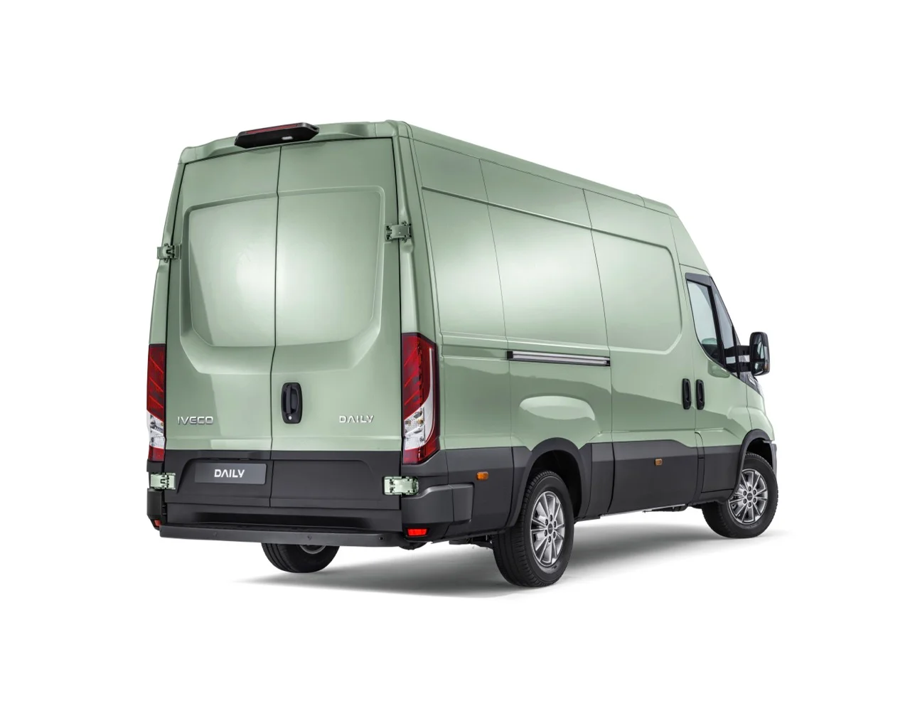 Daily_Van_MY22_3-4retro Large